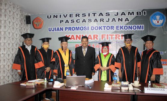 Yanuar Fitri foto bersama Ketua Sidang, Sekretaris, Promotor, Co Promotor I, Co Promotor II, dan para Anggota Penguji.