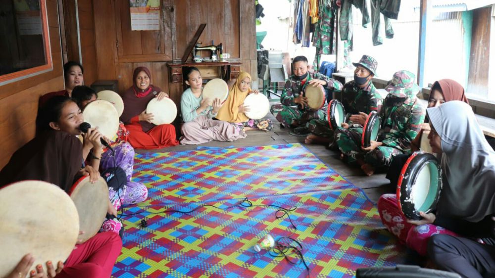 Jalin Silaturahmi, Anggota Satgas TMMD Ikut Latihan Rebana

