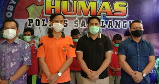 Kapolres Sarolangun AKBP Deny Heryanto menyampaikan pres rilis.