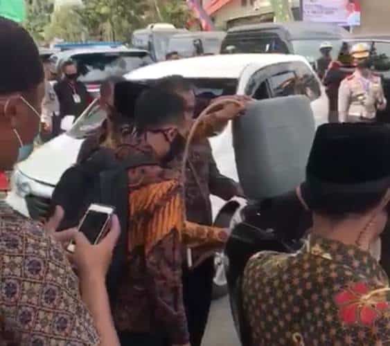 Video mobil RI 2 atau milik Wakil Presiden Ma'ruf Amin mengisi bensin eceran