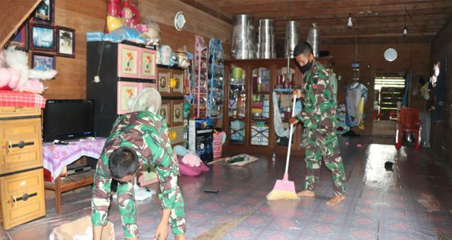 Sebelum Berangkat Ke Lokasi TMMD Satgas Bantu Orang Tua Asuh