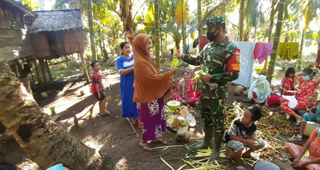 Cegah Penyebaran Virus Corona, Satgas TMMD Kodim Tanjab Imbau Warga Pakai Masker