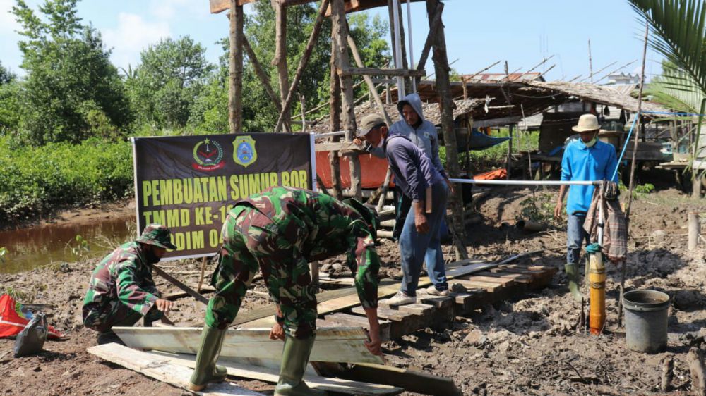 Bersama Warga, Satgas TMMD Labuhan Pering Pasang Lantai Sumur Bor