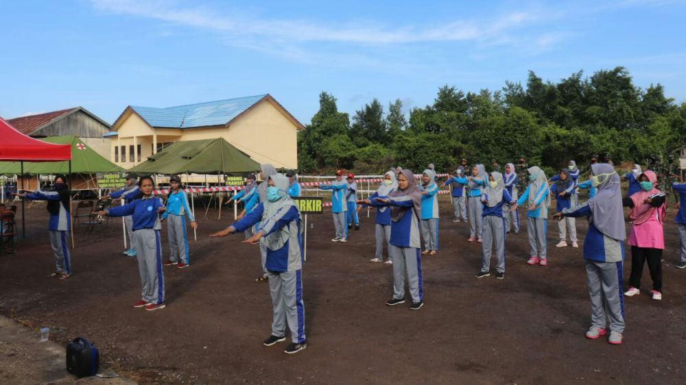 Anggota Satgas Bersama PKK Labuhan Pering Gelar Senam Pagi