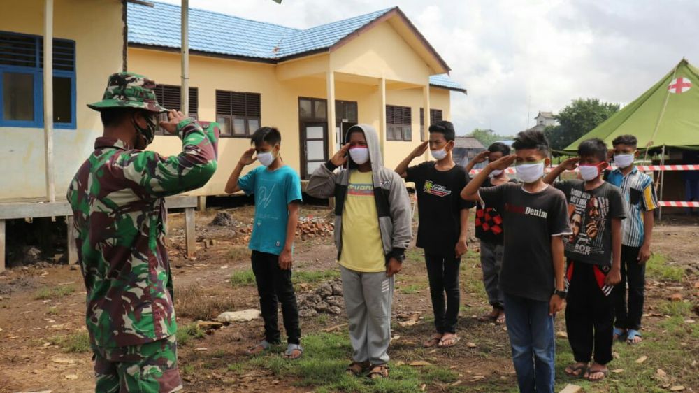 Anggota Satgas TMMD Kodim Tanjab Latih Baris Berbaris kepada Anak-Anak.