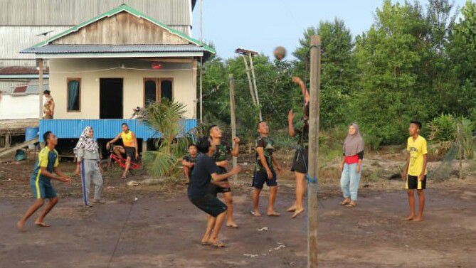 Jalin Kebersamaan, Anggota Satgas TMMD Kodim Tanjab Bermain Voli Bersama Warga