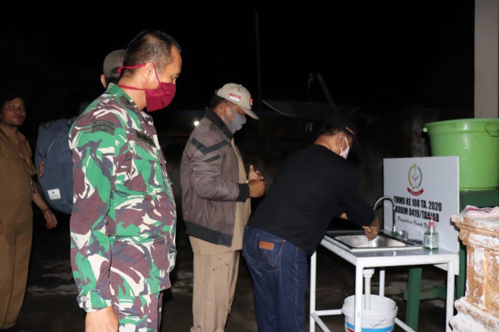 Budayakan Cuci Tangan, Satgas TMMD Kodim 0419/Tanjab Siapkan Wastafel di Posko