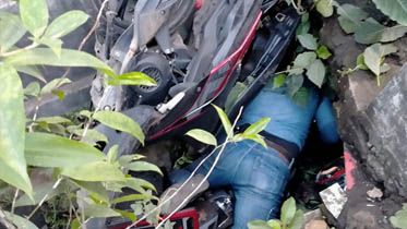 Korban tabrak lari dan sepeda motornya terlampar ke saluran air. (IST)