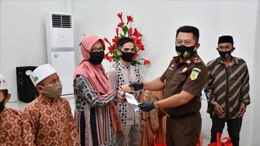 Kejati Jambi berikan bantuan ke dua panti asuhan di kota Jambi