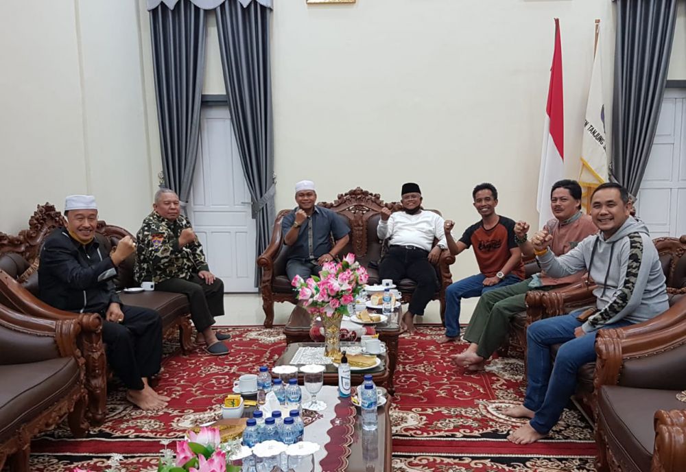 Foto beredar pada malam kamis dini hari ada pertemuan antara beberapa ketua partai bersama, H. Safrial dan diduga kuat memutuskan jika pasangan Cici pada pemilihan Bupati adalah H. Jalil.