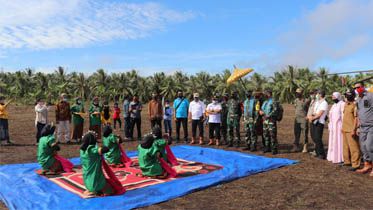 Turun dari Heli, Tim Wasev TMMD Disambut Tarian Sekapur Sirih