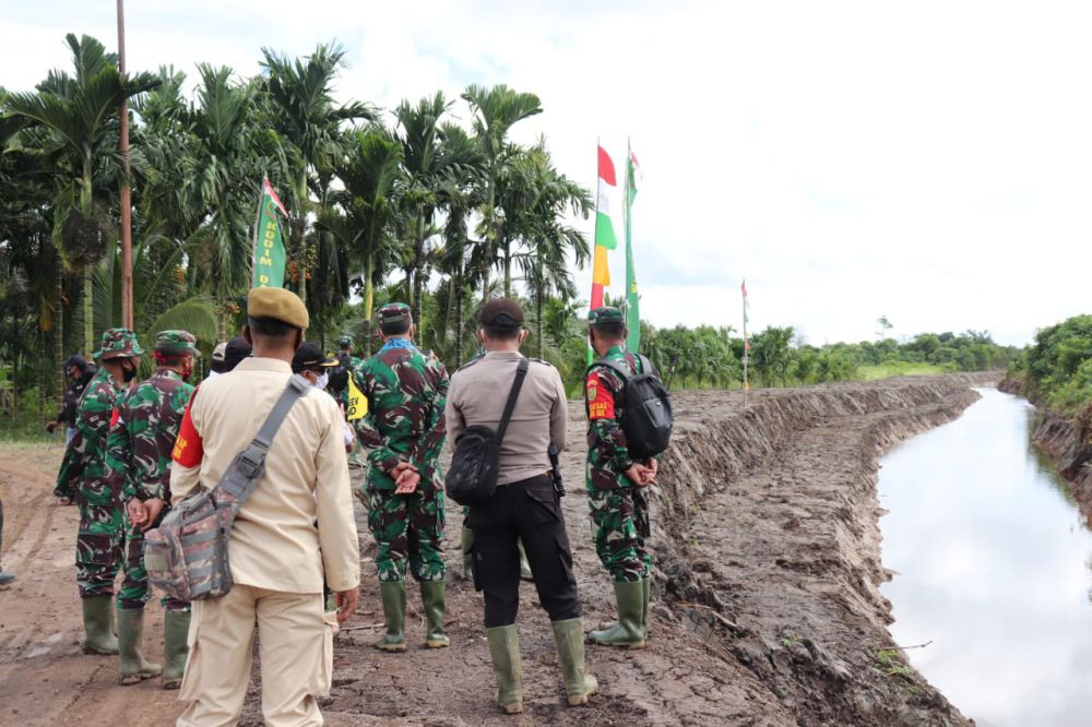 Tim Wasev Mabesad Tinjau Langsung Pembangunan Jalan TMMD 108 Kodim Tanjab