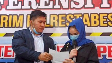 Hana Hanifa (kanan) di Mako Polrestabes Medan pada Selasa (14/7) malam.