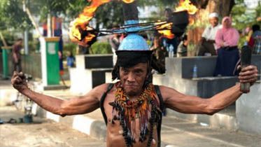 Kai Api saat atraksi di kawasan Siring, Banjarmasin. Foto: genpi.co