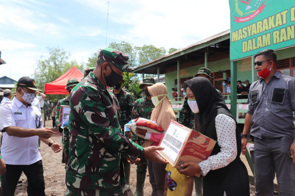Danrem 042/Gapu Bagikan Sembako di Lokasi TMMD Labuhan Pering