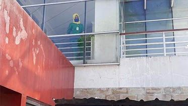 Lokasi jatuhnya pasien yang melompat dari balkon lantai 3 Rumah Sakit Ananda, Purwokerto, Kabupaten Banyumas, Jawa Tengah, Kamis (16/7).