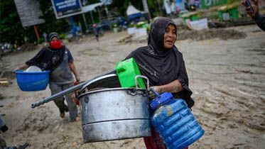 Pilih Mengungsi. Warga bersama tim search and rescue terus melakukan pencarian dan mengevakuasi korban banjir bandang di Kabupaten Luwu Utara, Rabu, 15 Juli. (HARIANDI HAFID / AFP)