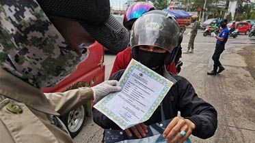 Petugas memeriksa pengendara yang akan masuk ke Kota Makassar.