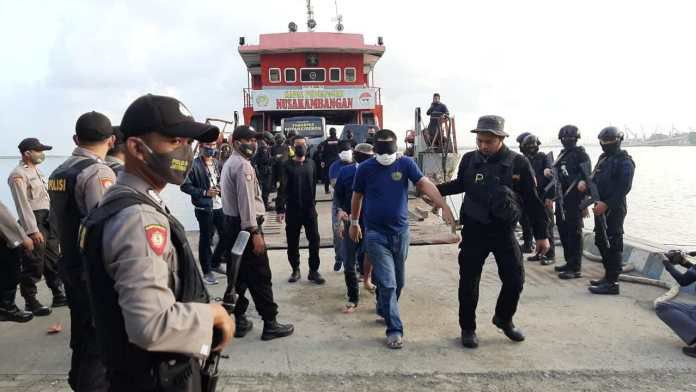 Direktur Jenderal Pemasyarakatan, Reynhard Silitonga di Darmaga Wijayapura, pintu masuk Nusakambangan , Cilacap, Sabtu (17/7). 