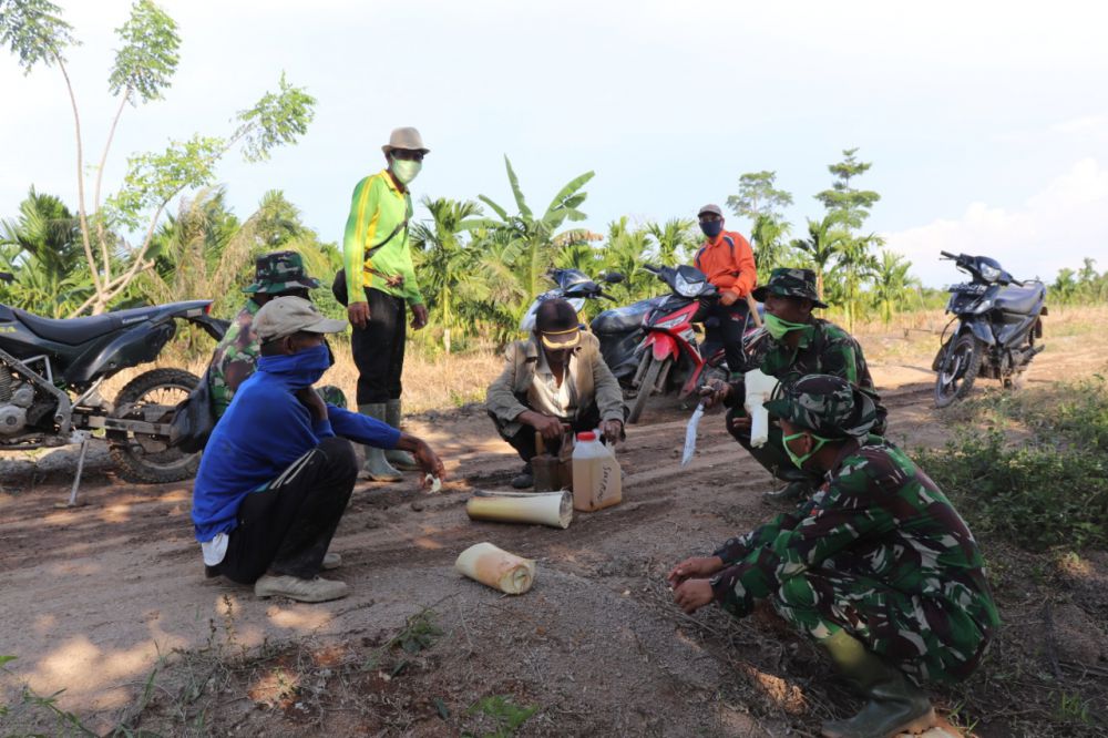 Satgas TMMD Kodim 0419/Tanjab Rutin Sosialisasikan Tentang Bahaya Virus Covid-19