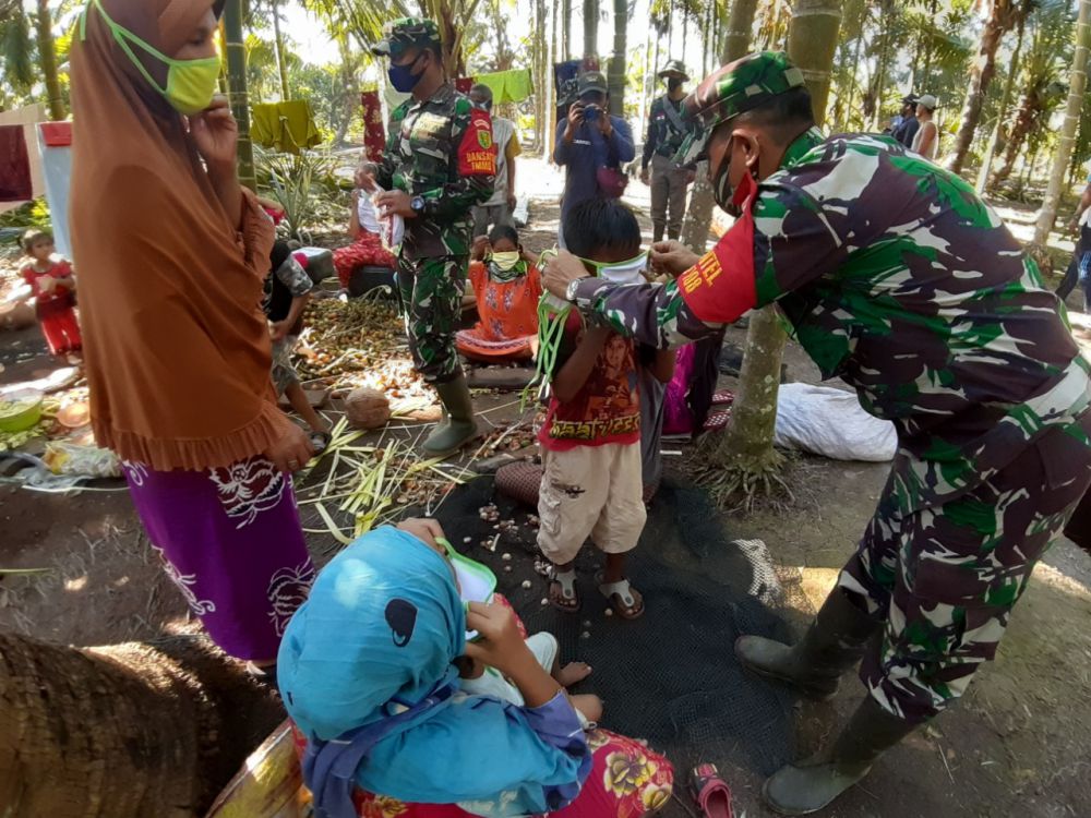 Satgas TMMD Terus Membagikan Masker Gratis Di Desa Labuhan Pering