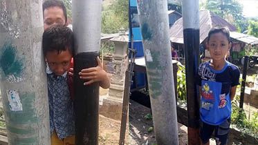 Bocah 8 tahun Dewa Gede Satria yang terjepit tiang listrik dan sesudah kepalanya keluar dari tiang listrik. (Juliadi/Radar Bali)