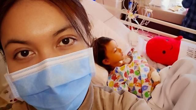 Penyanyi Denada dan anaknya Shakira Arum.