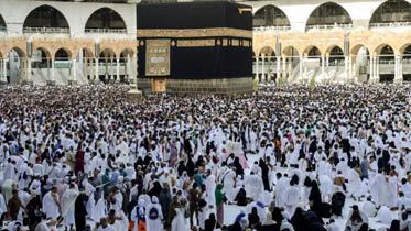 FOTO: DOK TERDAMPAK CORONA: Jemaah melakukan Tawaf al-Ifada, pada puncak peziarahan haji tahunan di Masjidil Haram di kota suci Mekkah, Arab Saudi. Merebaknya Virus Corona, berdampak pada penghentian sementara ibadah Umrah, dan ini pun dikhawatirkan menghalangi tahapan ibadah Haji musim 2020.