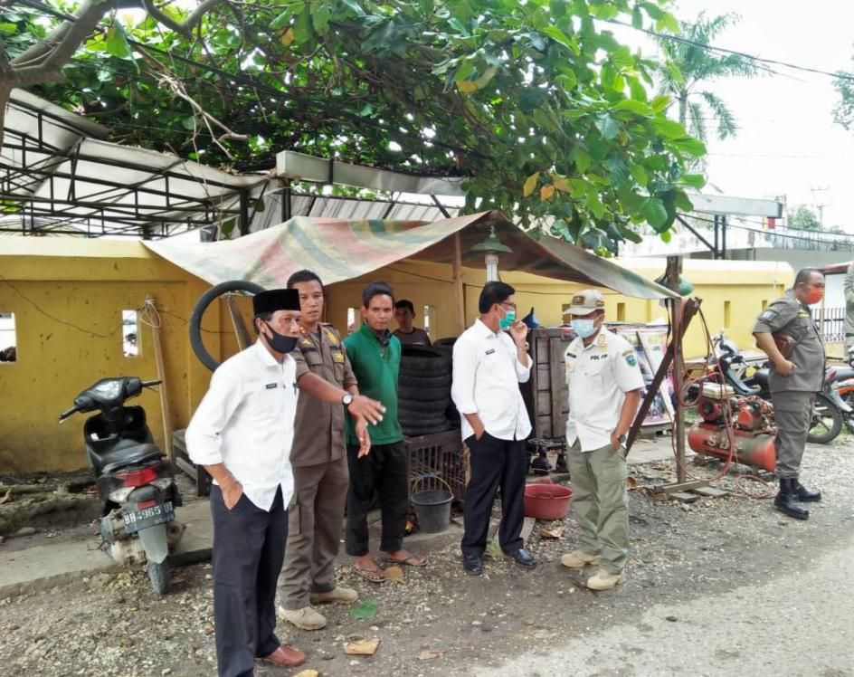 Kasat Satpol PP dan Kadis Perkim melakukan penertiban PKL yang berada di kawasan pasar atas kota Sarolangun.