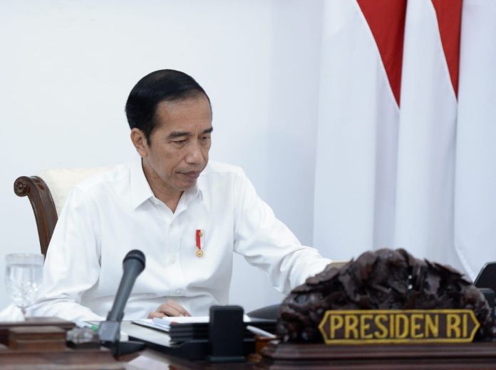 Presiden Joko Widodo memimpin rapat terbatas membahas percepatan penanganan pandemi Covid-19 secara telekonferensi dari Istana Merdeka, Jakarta, Rabu (27/5).