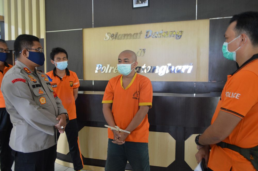 Dua kurir sabu yang ditangkap Tim Opsnal Polsek Telanaipura. Dari tangan tersangka turut diamankan Narkoba jenis Sabu seberat 100 gram