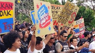 Jerinx SID di antara pendemo menolak rapid dan swab test. 