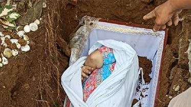 Peti Tidak Muat di Liang Kubur, Tampaklah Mayat Perempuan Gemuk Berdaster