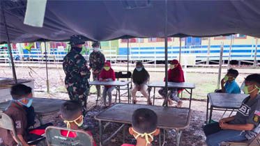 Sebelum Tinggalkan Desa Labuhan Pering, Satgas TMMD Kodim Tanjab Sempatkan Mengajar