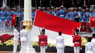 Pasukan Pengibar Bendera Pusaka mengibarkan Bendera Murah Putih dalam Upacara Peringatan Detik-Detik Proklamasi Kemerdekaan Indonesia ke-74 Tahun 2019 di Istana Merdeka, Jakarta, Sabtu (17/8/2019). Peringatan HUT RI tersebut mengangkat tema SDM Unggul Indonesia Maju. 