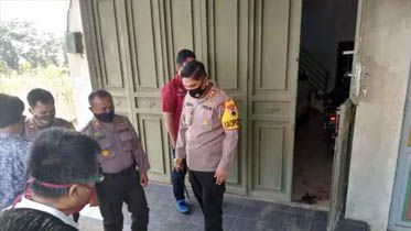 HERMAS PURWADI / RADAR SLAWI DATANGI TKP – Kapolres Tegal AKBP Muhammad Iqbal Simatupang SIK memimpin olah TKP pembunahan pasutri pemilik konter Berkah Tronik.