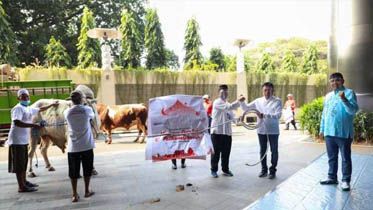 Direktur Utama Telkom Ririek Adriansyah (kedua dari kanan) didampingi Direktur Human Capital Management Telkom Afriwandi (paling kanan) menyerahkan simbolis Bantuan Hewan Kurban TelkomGroup Idul Adha 1441 H kepada Ketua Umum Majelis Ta'lim TelkomGroup (MTTG) Pusat Hari Sandi Atmaja (ketiga dari kanan) di Jakarta, Kamis (30/7)