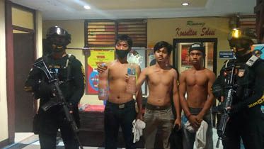 Remaja Teguk Miras di Malam Takbir, Dijemput Emak-emak Bawa Sapu Sambil Menangis