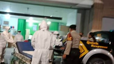 Dibantu Polisi, Ibu Hamil Lahirkan Bayi di Mobil Patroli Ibu hamil melahirkan di atas mobil polisi tiba di RS Sanjiwani, Gianyar, Minggu (2/8) malam.