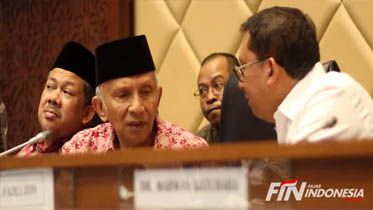 Sejumlah pembicara tampil dalam penyampaian pernyataan sikap yang membahas tentang DPT bermasalah : Pemilu 2019 berpotensi Chaos di Ruang rapat Komisi II Gedung Nusantara, DPR RI Senayan, Jakarta, Selasa (9/4/2019). Dalam pernyataan sikap tersebut tampil sebagai pembicara diantaranya, Amien Rais, Fahri Hamzah, Fadli Zon, Chusnul Mariyah, Marwan Batubara, Tony Rosyid, Agus Maksum, Alfian Usman. Badan Pemenangan Nasional Prabowo Sandi menanggapi perkembangan penanganan KPU terkait laporan dugaan DPT tidak wajar ganda invalid manipulatif. Foto : Iwan tri wahyudi/ FAJAR INDONESIA NETWORK