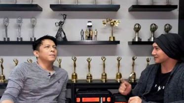 Anji saat ngobrol dengan Ariel Noah. Foto tangkapan layar YouTube
