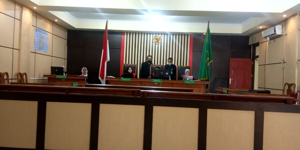 Saat sidang putusan di Pengadilan Negeri Jambi yang berlangsung secara daring. Riski Subandi divonis penjara selama 1 tahun 8 bulan atas kasus pemerasan dan pengancaman terhadap ibu kandungnya sendiri