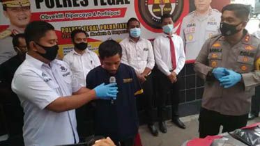 HERMAS PURWADI / RADAR SLAWI INTEROGASI – Kapolres Tegal AKBP Muhammad Iqbal Simatupang SIK mendengar pengakuan tersangka didampingi Kasat Reskrim kemarin.