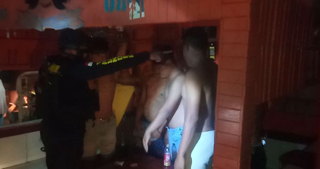 Polisi mengamankan enam remaja yang kedapatan berjudi.