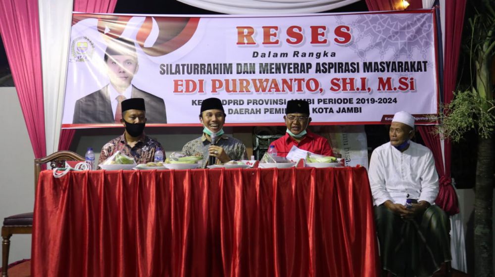 Ketua DPRD Provinsi Jambi Edi Purwanto menggelar pertemuan dengan warga Kelurahan Tanjung Sari Kecamatan Jambi Timur, Kota Jambi, Rabu (5/8) malam.