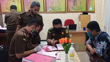 EKO FIDIYANTO/ RADAR BREBES DIPERIKSA – Jaksa dari Kejaksaan Negeri Brebes melakukan pemeriksaan terhadap mantan kades yang sudah ditetapkan sebagai tersangka.