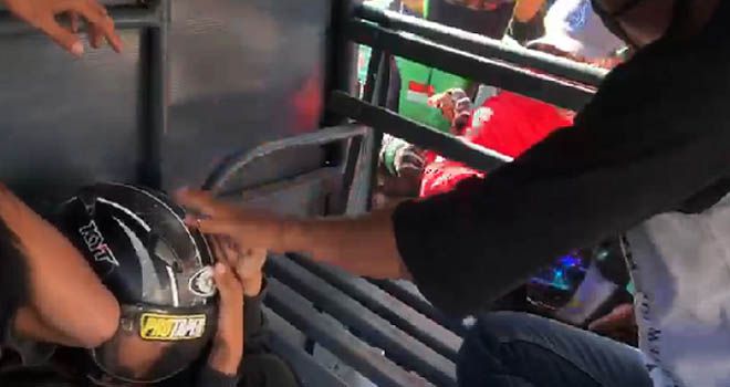 Dijemput Polisi Usai Berbuat Terlarang, Dua Pemuda ini Jadi Sasaran Amukan Massa
