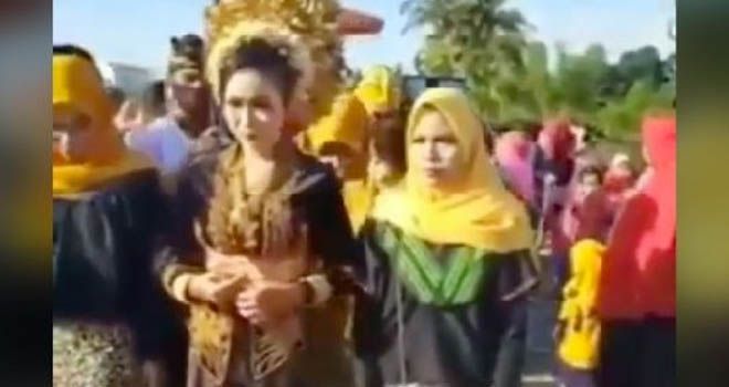 Mempelai wanita histeris pelauk mantan yang bawa payung di belakangnya-- pojoksatu