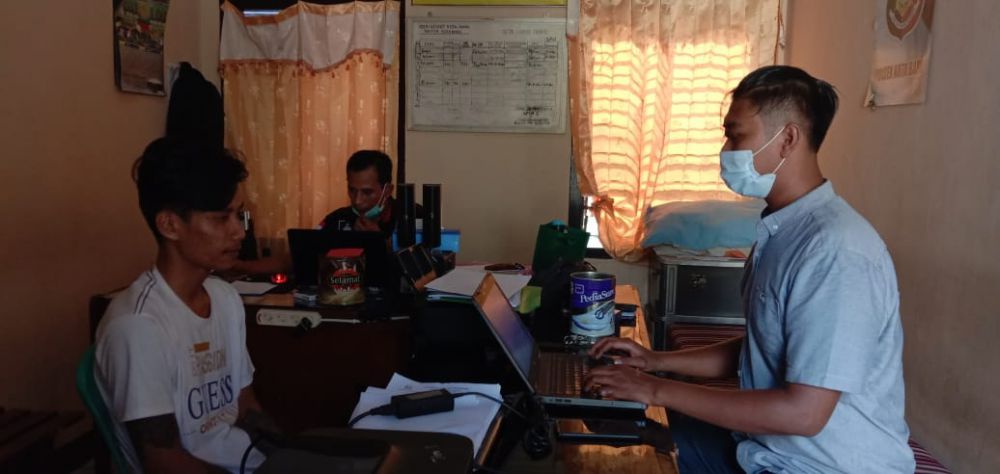 Tersangka saat menjalani pemeriksaan di Mapolsek Kota Baru atas kasus penggelapan motor milik keluarga sendiri