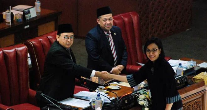 Foto : Iwan tri wahyudi/ FAJAR INDONESIA NETWORK : Rapat Paripurna DPR Pertama, Bahas Pertanggungjawaban Atas Pelaksanaan APBN TA. 2018 : Wakil Ketua DPR RI, Fadli Zon dan Fahri Hamzah menerima Laporan laporan pertanggungjawaban seusai dobacakan Menteri Keuangan, Sri Mulyani dalam Rapat Paripurna DPR RI di Kompleks Gedung Parlemen, Senayan, Jakarta, Selasa (20/8/2019).